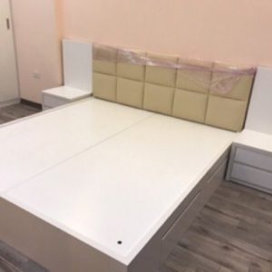 Giường trắng bọc đệm 1m8 – GN045